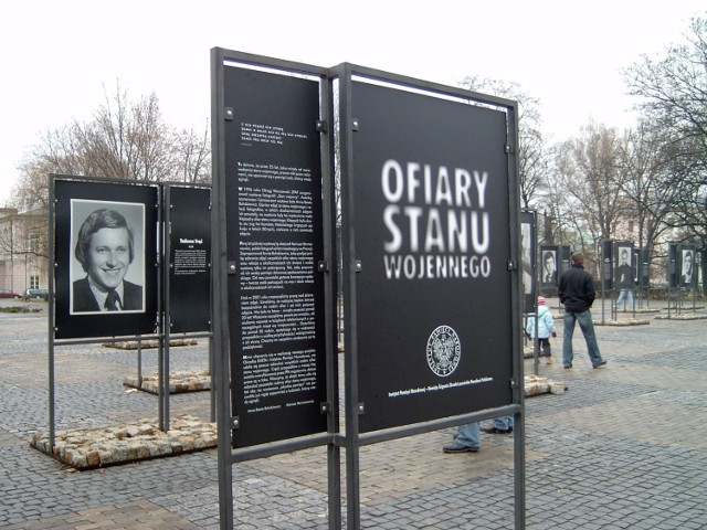Początek wystawy. Po lewej stronie w tle Tadeusz Frąś. Nauczyciel, przewodniczący szkolnej Solidarności, działacz związkowy. 7 września 83&apos; udał się w podróż do Krakowa, do którego nie dotarł. Został znaleziony na przedmieściu miasta z ciężkimi ślada