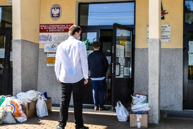 We wtorek, 16 czerwca, uczniowie klas ósmych rozpoczęli trzydniowe egzaminy. Na początek język polski. Zajrzeliśmy do Szkoły Podstawowej nr 41 na ul. Traugutta w Bydgoszczy i sprawdziliśmy, jak przygotowali się do niego uczniowie z tej placówki oraz jak wyglądał początek egzaminu.