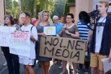 Manifestacja w Ostrowcu Świętokrzyskim w obronie wolnych mediów i wolności słowa [ZDJĘCIA]