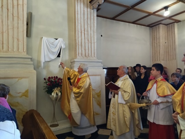 Odsłonięcie tablicy upamiętniającej ks. Antoniego Tworka w kościele parafialnym w Chełmie, 30.10.2022