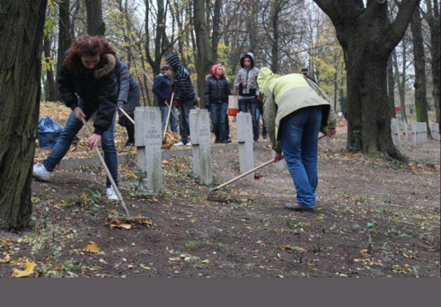 Jak co roku przed dniem Wszystkich Świętych wielu poznaniaków ...