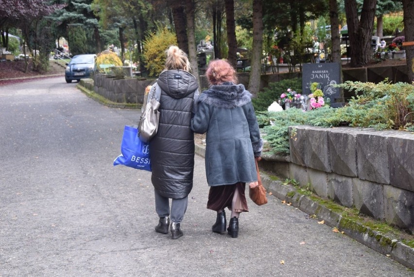 Cmentarze po przerwie są znów otwarte. Czy zielonogórzanie...