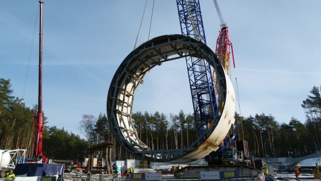 Głosowanie nad imieniem dla wielkiej maszyny TBM, która wkrótce rozpocznie drążenie tunelu pod dnem Świny trwa. Z pięciu proponowanych imion internauci wybiorą jedno. Dobrawa, Wisna, Victoria, Nereida czy Wyspiarka? Która z propozycji zdobędzie przychylność głosujących i zostanie patronką maszyny? Przekonamy się już za dwanaście dni. Głosowanie potrwa do 24 lutego 2021 włącznie. Jeszcze w lutym zaplanowany jest chrzest maszyny i jej pierwsze uruchomienie.