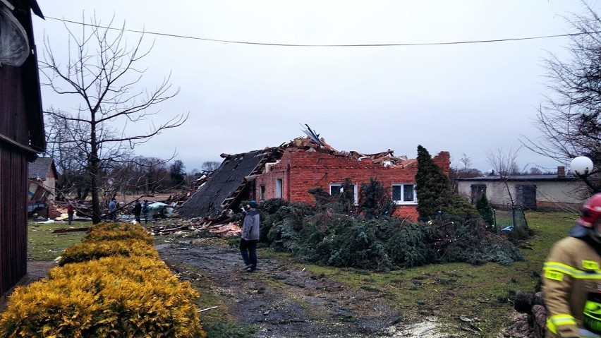 To był armagedon! Pozrywane dachy na domach i budynkach...