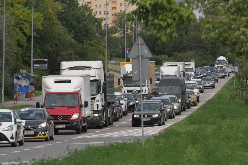 Wypadek w Kielcach. Pieszy trafił do szpitala 