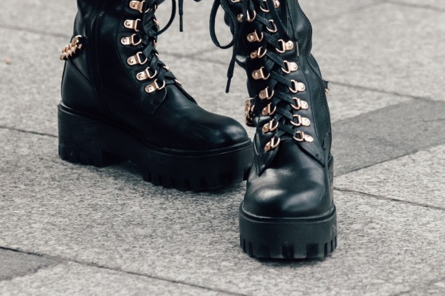 Buty z ciężką, głęboko żłobioną podeszwą to prawdziwy hit sezonu jesienno-zimowego. Niektóre występują w ciekawych wariantach kolorystycznych, inne – w klasycznej czerni.