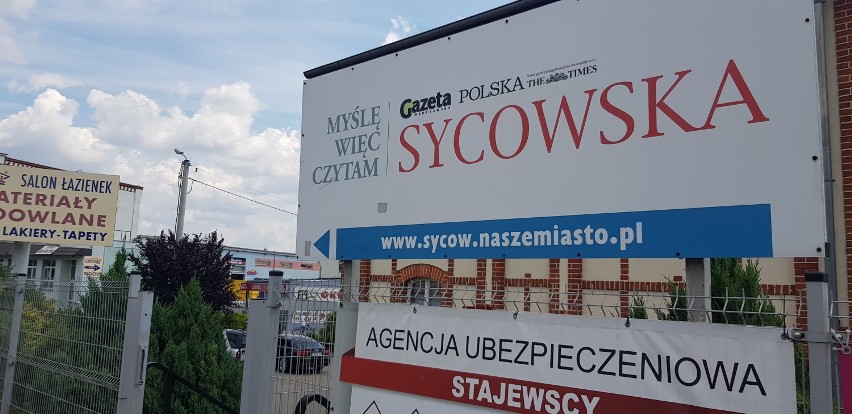 Wejście na teren Salonu Łazienek znajduje się naprzeciwko...