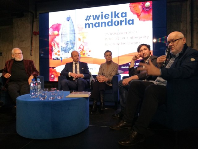 Część uczestników dyskusji "Wielka mandorla" (od lewej): Leszek Kuchniak, Konrad Fijołek, Edyta Dawidziak, Sławomir Nosal i Lechosław Lameński.