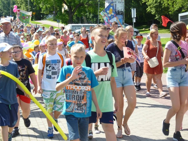 W piątek w Koszalinie oficjalnie rozpoczęła się akcja Bezpieczne Wakacje. Pierwszą imprezą w jej ramach był Festiwal Uśmiechu. Uczestnicy zabawy przemaszerowali z Rynku Staromiejskiego do Sportowej Doliny, gdzie przy znakomitej pogodzie zorganizowane zostały gry i atrakcje dla najmłodszych oraz nieco starszych dzieci.