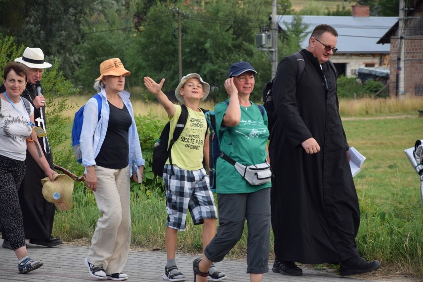 Pątnicy z 42. Przemyskiej Archidiecezjalnej Pieszej Pielgrzymki na Jasną Górę mają za sobą drugi dzień wędrówki [ZDJĘCIA]