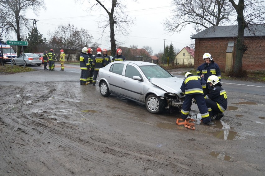 Gmina Kłecko: Wypadek w Komorowie. Auto uderzyło w drzewo [FOTO, FILM]
