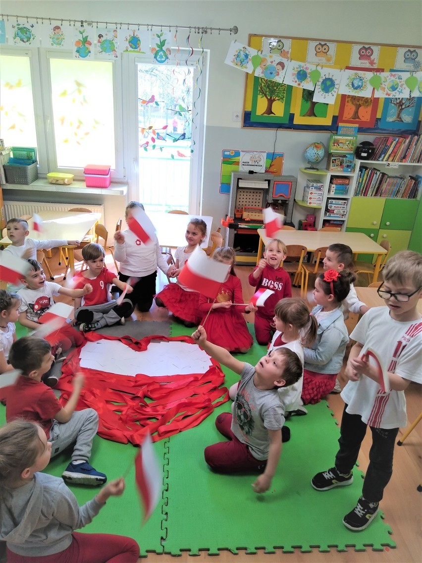 Obchody Dnia Flagi i Święta Konstytucji 3 Maja w szkołach i przedszkolach w Tomaszowie [ZDJĘCIA]