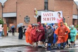 Chrzanów. Pielgrzymi w strugach rzęsistego deszczu wyruszyli w drogę na Jasną Górę. Zobacz zdjęcia i wideo