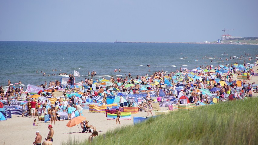 Gorący weekend na plaży w Dąbkach. Tłumy turystów w uzdrowisku [zdjęcia] 