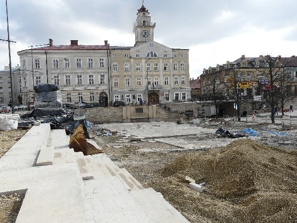 Rewitalizacja Gorlic: kiedy zniknie ciężki sprzęt budowlany z centrum? [ZDJĘCIA]