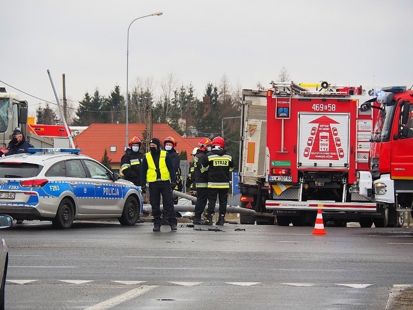 Śmiertelny wypadek w Rzgowie. Zderzyło się pięć samochodów - trzy ciężarówki, samochód dostawczy i osobowy ZDJĘCIA
