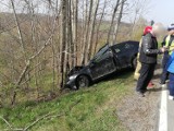 Wypadek w Szczepanowicach koło Tarnowa. Samochód osobowy wypadł z drogi i uderzył w drzewo. Straż pożarna, pogotowie i policja w akcji