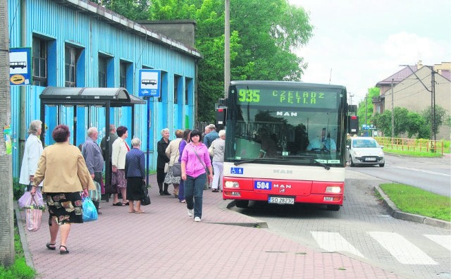 Teraz po obsłużeniu przystanku Niwka Fabryka linia 935 skręca w ul. Wygoda. Już niebawem pojedzie prosto