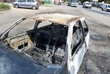 Tajemniczy podpalacz aut grasuje w Ostrowie. W nocy spalił w sumie pięć samochodów [ZDJĘCIA]