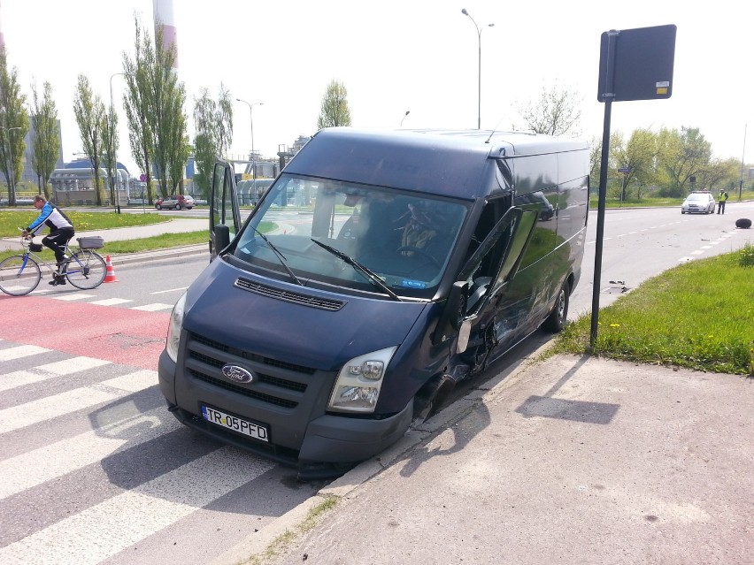 Wypadek na Puszkina. Bus zderzył się z osobówką. Sprawca uciekł [ZDJĘCIA]