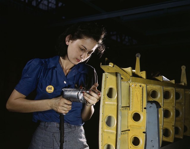 Źródło: http://commons.wikimedia.org/wiki/File:Operating_a_hand_drill_this_woman_worker_is_shown_working_on_the_horizontal_stabilizer.jpg