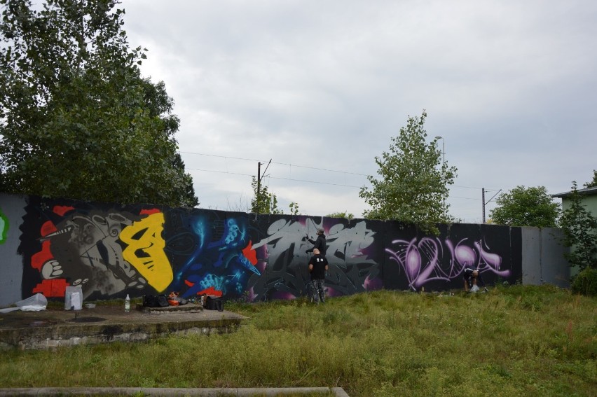 Lębork. Grafficiarze pomalowali mury MPEC. To nie był jednak chuligański występek