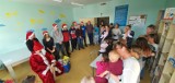 Uczniowie ZST zmienili się w Mikołajów! Odwiedzili najmniejszych pacjentów szpitala