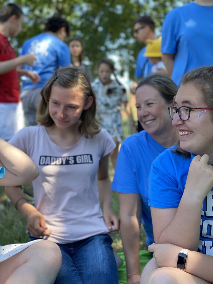 Młode wolontariuszki z Baraniwki w Ukrainie pomagają niepełnosprawnym dzieciom podczas kolonii  "Małych Odkrywców" w Osadzie Janaszkowo