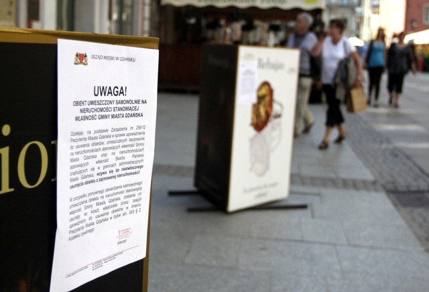 Gdańsk: Miasto walczy z nielegalną reklamą. Naklejki informujące o załamaniu przepisów pomogą?