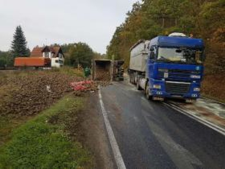 Ciężarówka przewróciła się na drodze w Kłódce pod Grudziądzem [zdjęcia]