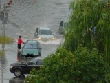 Nawałnica nad Starachowicami. Ulica Graniczna pełna wody, zatopione auta [ZDJĘCIA]