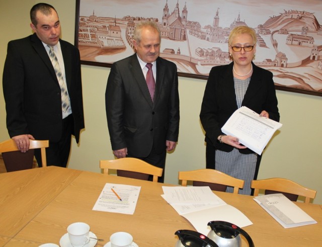 Przedstawiciele Inicjatywy Obywatelskiej "Nasz Chełm" złożyli we wtorek projekt uchwały dotyczącej wprowadzenia budżetu obywatelskiego.