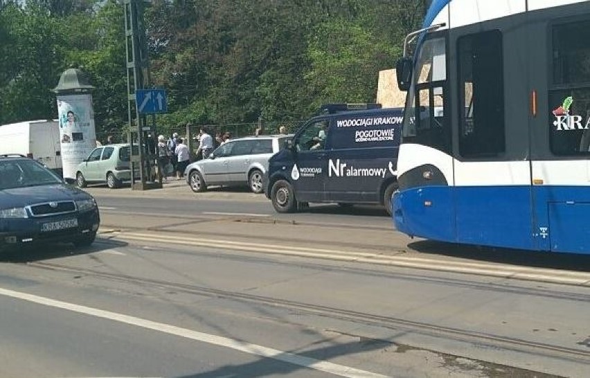 Wybrzuszenia szyn i wykolejenia tramwajów. Utrudnienia w ruchu w Krakowie