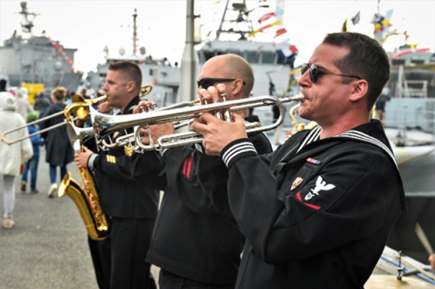 Muzycy z US Naval Forces Europe and Africa Band ruszają w...