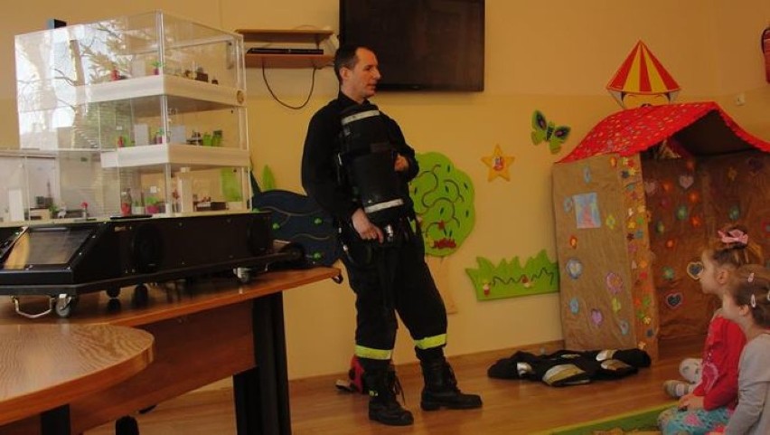 Strażacy z KP PSP w Grodzisku odwiedzili przedszkolaków. Opowiadali o swojej pracy oraz bezpieczeństwie [ZDJĘCIA]