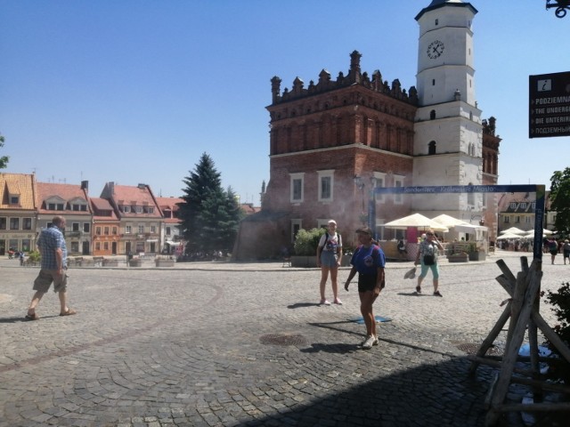 Pierwsza  kurtyna, tak jak w roku poprzednim stanęła  obok Kamienicy Oleśnickich na sandomierskim Rynku.