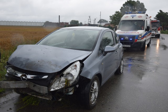 Kolizja w Biskupicach. Opel corsa dachował w polu