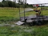 Chojnowo. Przyczepa płonęła na drodze krajowej nr 58. Dwa zastępy gasiły pożar (zdjęcia)