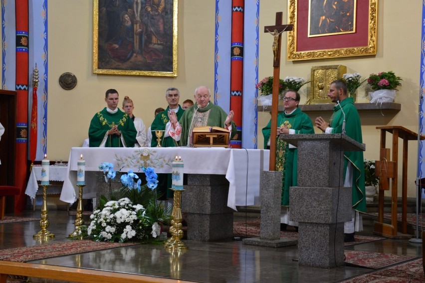 Parafiania podziękowali swojemu wieloletniemu proboszczowi ks. Henrykowi Krenczkowskiemu