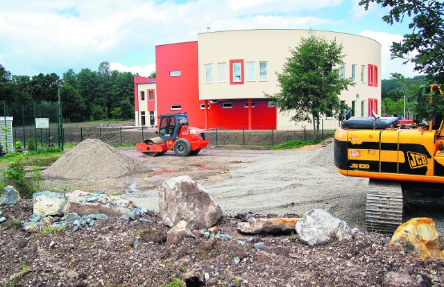 Budynek jest już gotowy, ale teren wokół ciągle przypomina plac budowy