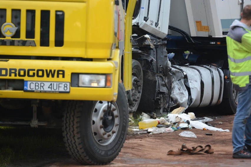 Wypadek trzech ciężarówek w Kamieniu. Dwie osoby trafiły do szpitala [zdjęcia]