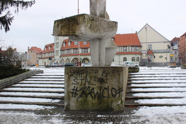 Wandal zniszczył tył pomnika.