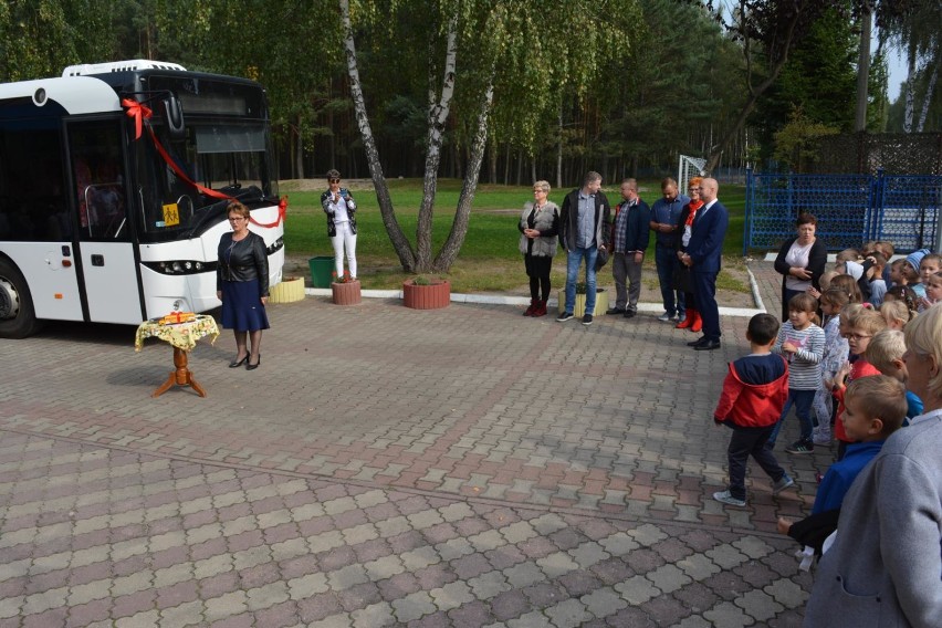 Nowy autobus dla Szkoły Podstawowej w Dąbkach [ZDJĘCIA]
