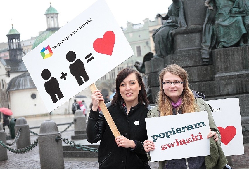 Kraków. Foto happening na Rynku Głównym. „Tak” związkom partnerskim [ZDJĘCIA]