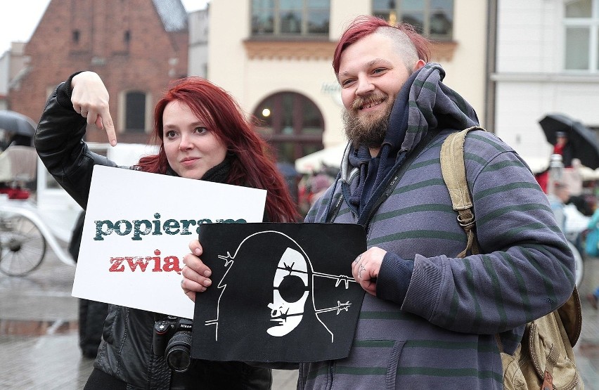 Kraków. Foto happening na Rynku Głównym. „Tak” związkom partnerskim [ZDJĘCIA]