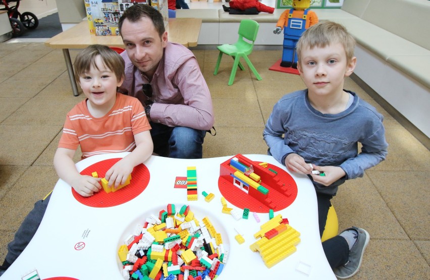 Podczas warsztatów "Lego Klocki - Twórcze Budowanie" dzieci...