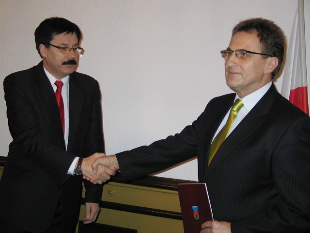 Burmistrz Jan Dżugaj (z prawej) odbiera gratulacje od Stanisława Adamskiego