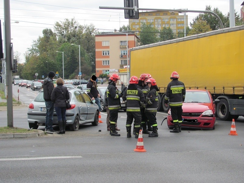 W wypadku uczestniczyły peugeot i opel corsa.