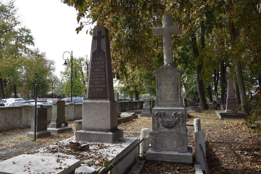 Co roku kilka zabytkowych grobów na cmentarzu ś. Stanisława zostaje odrestaurowanych dzięki ofiarności mieszkańców Skierniewic