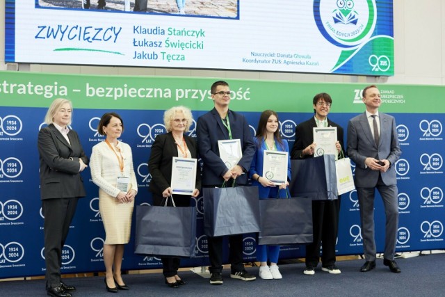 Zwycięska drużyna z Zespołu Szkół Ekonomicznych w Żarach: Klaudia Stańczyk, Łukasz Święcicki i Jakub Tęcza.